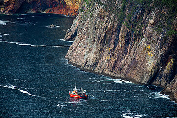 Republik Irland  Teelin - Fischerboot am Slieve League  einem 600m hohen Berg an der Atlantikkueste (Wild Atlantic Way)