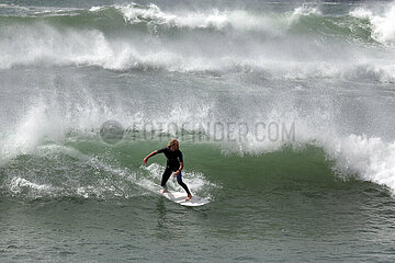 Raposeira  Portugal  Mann beim Surfen