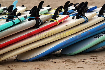 Sagres  Portugal  Surfbretter liegen gestapelt am Strand