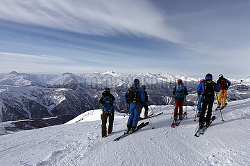 Mestia  Georgien  Ski- und Snowboardfahrer geniessen im Skigebiet Tednuldi die Aussicht