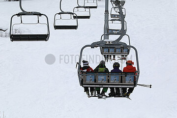 Mestia  Georgien  Skifahrer sitzen in einem Sessellift