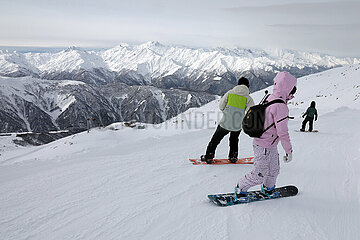 Mestia  Georgien  Snowboardfahrer fahren im Skigebiet Tednuldi einen Hang hinunter