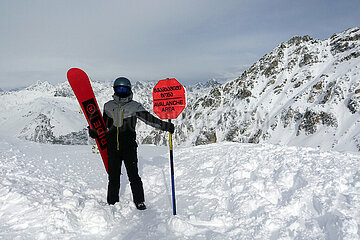 Mestia  Georgien  Snowboardfahrer steht im Skigebiet Tednuldi an einem Warnschild