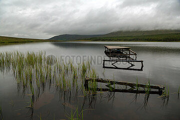 Republik Irland  Meenavean - Regenwetter an einem See mit einem kapputten Steg