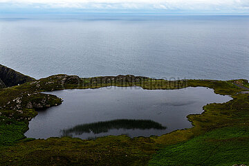 Republik Irland  Teelin - Blick auf einen natuerlichen Teich von Slieve League  einem 600m hohen Berg an der Atlantikkueste (Wild Atlantic Way)