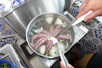 Sagres  Portugal  Oktopus wird in einem Topf mit Zwiebeln gekocht