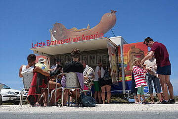 Sagres  Portugal  Menschen am Imbisswagen Letzte Bratwurst vor Amerika am Kap von Sao Vicente