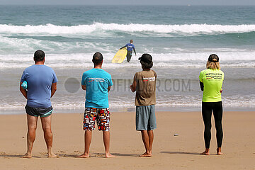 Sagres  Portugal  Surflehrer stehen nebeneinander am Strand