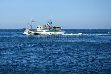 Sagres  Portugal  Fischerboot auf dem Atlantik