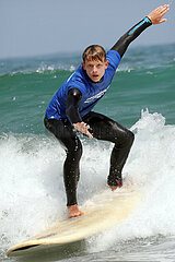 Sagres  Portugal  Teenager beim Surfen
