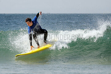 Raposeira  Portugal  Teenager beim Surfen
