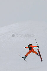 Mestia  Georgien  Mann faehrt Ski