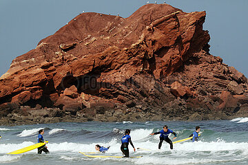 Sagres  Portugal  Menschen bei einem Surfkurs