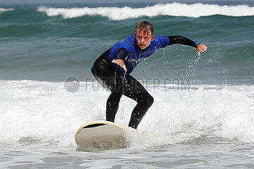 Sagres  Portugal  Teenager beim Surfen
