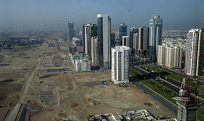 Dubai  Vereinigte Arabische Emirate  Blick von den Emirates Towers auf die Sheikh Zayed Road
