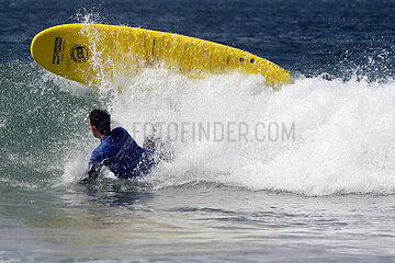 Raposeira  Portugal  Teenager ist beim Surfen von seinem Surfbrett ins Wasser gefallen