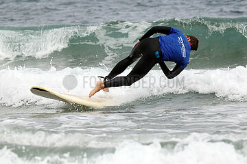 Sagres  Portugal  Teenager faellt beim Surfen von seinem Surfbrett