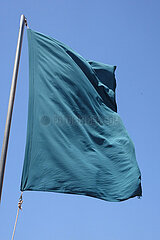 Sagres  Portugal  Gruene Flagge am Strand  Baden erlaubt