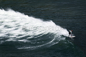 Raposeira  Portugal  Mann beim Surfen