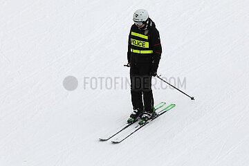 Mestia  Georgien  Polizist faehrt auf Skiern einen Hang hinunter