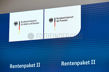Berlin  Deutschland - LED-Wand mit den Worten Rentenpaket II im Bundesarbeitsministerium.