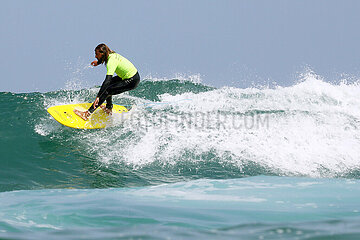 Sagres  Portugal  Mann beim Surfen