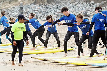 Sagres  Portugal  Menschen bei einem Surfkurs am Strand