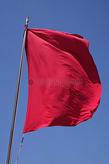Sagres  Portugal  Rote Flagge am Strand  Baden verboten