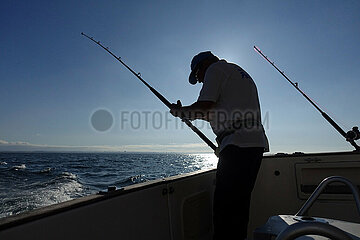 Lagos  Portugal  Silhouette eines Anglers