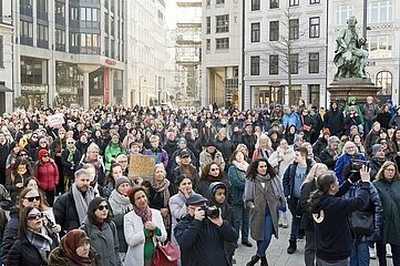 Frauentag: Demonstration in Hamburg auf dem Gänsemarkt