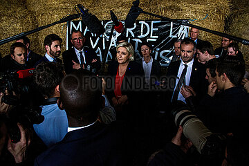 Marine Le Pen visits a pig farm in Brittany. Marine Le Pen visite un élevage porcin en Bretagne.