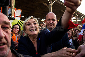 Meeting of Marine Le Pen on a farm in Brittany. Meeting de Marine Le Pen dans une exploitation agricole en Bretagne.
