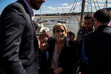Marine Le Pen to meet the professionals of the Sea in Brittany. Marine Le Pen à la rencontre des professionels de la Mer en Bretagne.