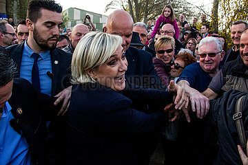 Meeting of Marine Le Pen on a farm in Brittany. Meeting de Marine Le Pen dans une exploitation agricole en Bretagne.