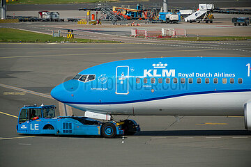 Niederlande  Amsterdam - gelandetes Flugzeug der KLM mit Flugzeugschlepper an ihrem Heimatflughafen Amsterdam Airport Schiphol (AMS)