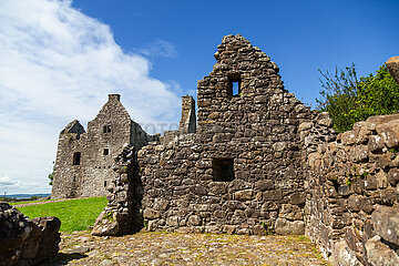 Grossbritannien  Nordirland  Tully  County Tyrone - Burgruine Tully Castle  gebaut fuer Ulster-Schotten Sir John Hume 1612-1615 und niedergebrannt 1641  heute am Loughshore Walk (Flussgebiet Lower Lough Erne)