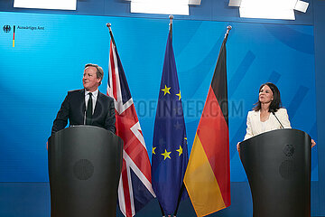 Berlin  Deutschland - Der britische Aussenminister David Cameron und die Bundesaussenministerin Annalena Baerbock bei der gemeinsamen Pressekonferenz im Aussenministerium.