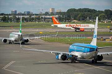 Niederlande  Amsterdam - Flugzeuge verschiedener airlines am Amsterdam Airport Schiphol (AMS) vor dem Start