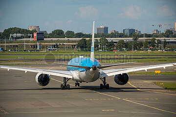 Niederlande  Amsterdam - Flugzeug der KLM an ihrem Heimatflughafen Amsterdam Airport Schiphol (AMS) vor dem Start