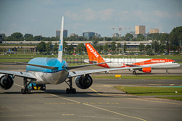 Niederlande  Amsterdam - Flugzeuge von KLM und easy jet am Amsterdam Airport Schiphol (AMS) vor dem Start