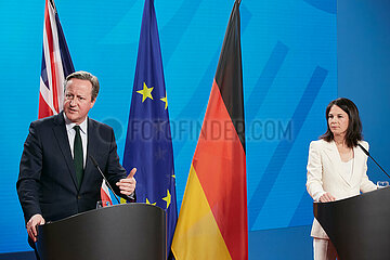 Berlin  Deutschland - Der britische Aussenminister David Cameron und die Bundesaussenministerin Annalena Baerbock bei der gemeinsamen Pressekonferenz im Aussenministerium.