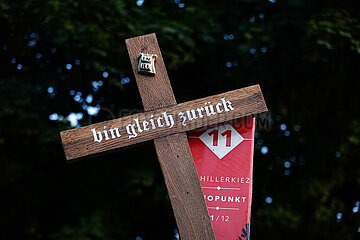 Berlin  Deutschland  Totenkreuz mit der Aufschrift Bin gleich zurueck