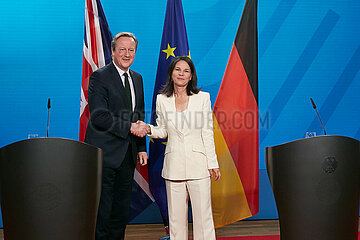 Berlin  Deutschland - Der britische Aussenminister David Cameron und die Bundesaussenministerin Annalena Baerbock nach der gemeinsamen Pressekonferenz im Aussenministerium.