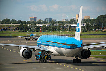 Niederlande  Amsterdam - Flugzeuge der KLM an ihrem Heimatflughafen Amsterdam Airport Schiphol (AMS) vor dem Start