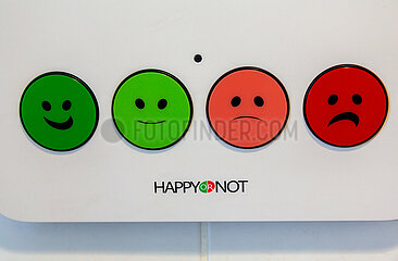 Republik Irland  Dublin - emojis zur Umfrage ueber die Kundenzufriedenheit in oeffentliche Toilette am Flughafen Dublin