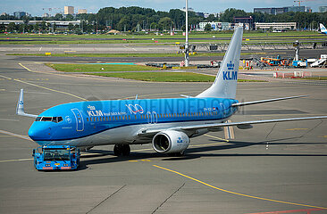 Niederlande  Amsterdam - gelandetes Flugzeug der KLM mit Flugzeugschlepper an ihrem Heimatflughafen Amsterdam Airport Schiphol (AMS)