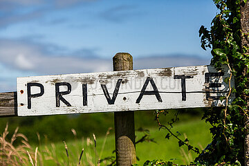 Grossbritannien  Nordirland  Tully  County Tyrone - PRIVATE- Schild an einem Privatgrundstueck