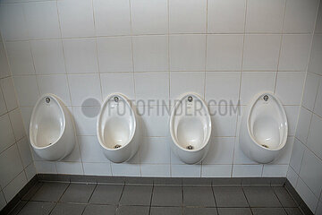 Republik Irland  Dublin - oeffentliche Toilette  Pissoir  am Flughafen Dublin