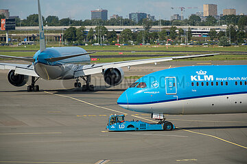 Niederlande  Amsterdam - gelandetes Flugzeug der KLM mit Flugzeugschlepper an ihrem Heimatflughafen Amsterdam Airport Schiphol (AMS)  links ein anderes vor dem Start