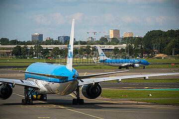 Niederlande  Amsterdam - Flugzeuge der KLM an ihrem Heimatflughafen Amsterdam Airport Schiphol (AMS) vor dem Start